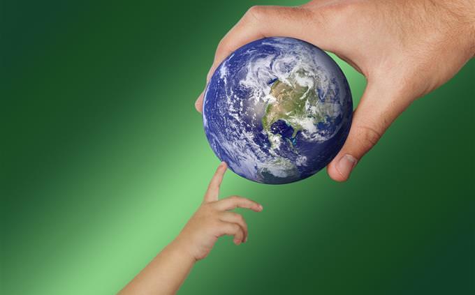 Teste de verdadeiro falso sobre geografia mundial: ilustração da mão de uma criança tocando um globo