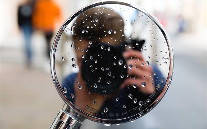 Teste de memória com fotos de rua: um fotógrafo refletido no espelho