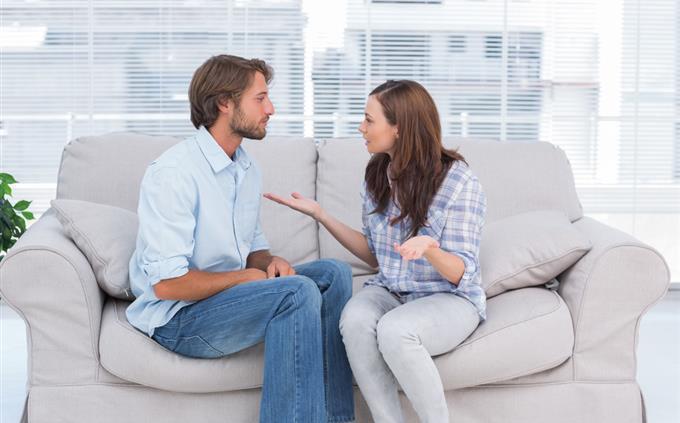 Teste de Relacionamento Tóxico: Um homem e uma mulher conversam em um sofá