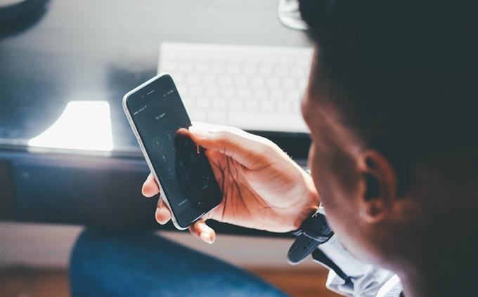 Teste de Relacionamento Tóxico: Um homem olha para a tela de um telefone
