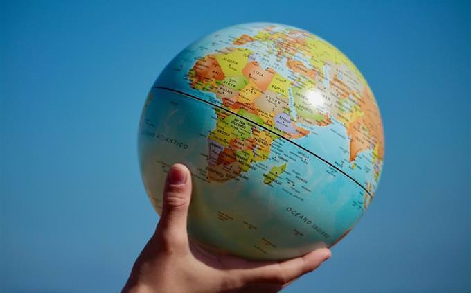 Verdadeiro Falso Teste de Geografia Mundial: Uma mão segurando um globo