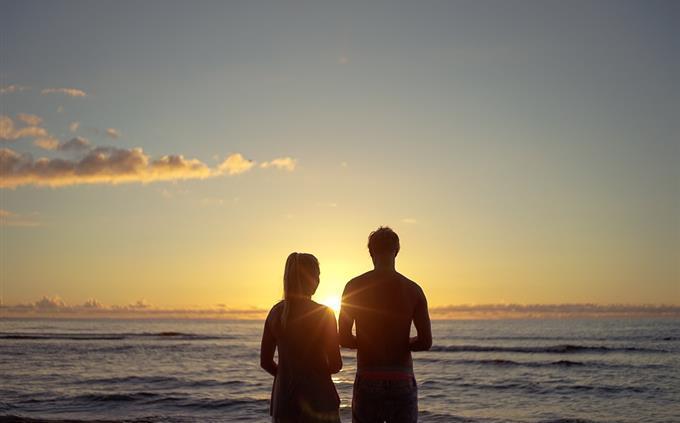 Teste de um relacionamento tóxico: um casal no mar contra um pôr do sol