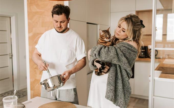 O que a rotina matinal revela sobre a personalidade: Um casal prepara a comida