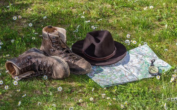 Teste de aventura: mapa, sapatos, chapéu e bússola
