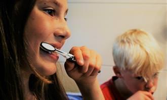 O que a rotina matinal revela sobre a personalidade: crianças escovam os dentes
