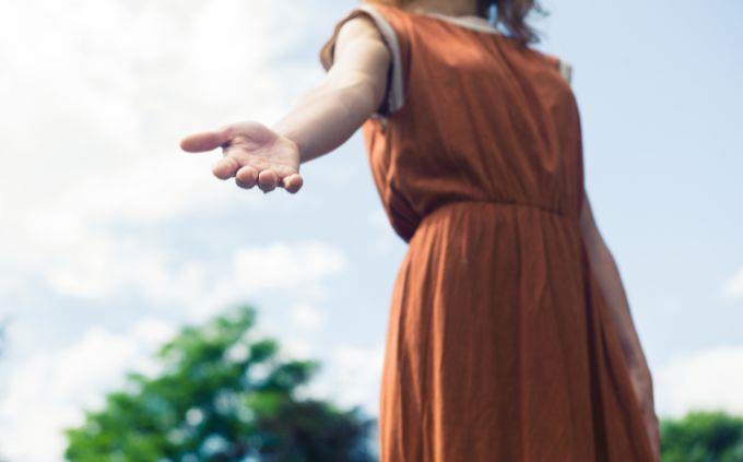 Você é empático ou simpático: Uma mulher estende a mão