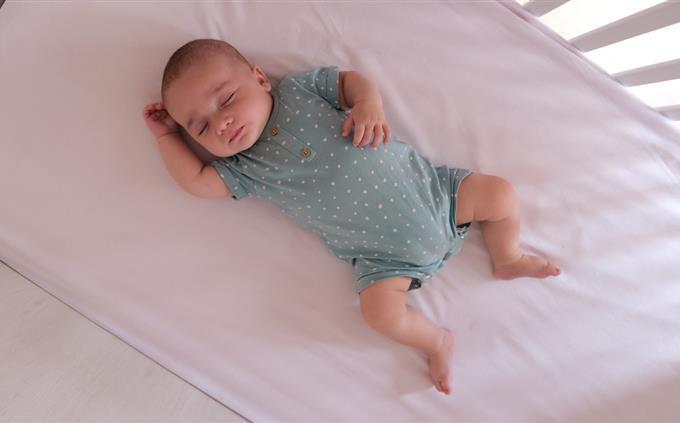 O que seus hábitos de sono evidenciam sobre seu futuro: um bebê dormindo