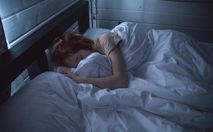 O que seus hábitos de sono revelam sobre seu futuro: uma mulher em uma cama bagunçada