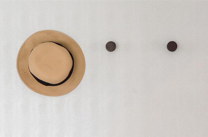Teste de memória de obras de arte: um chapéu pendurado na parede
