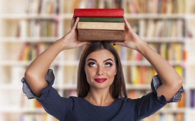 Qual é o seu nível de conhecimento geral: mulher com livros na cabeça