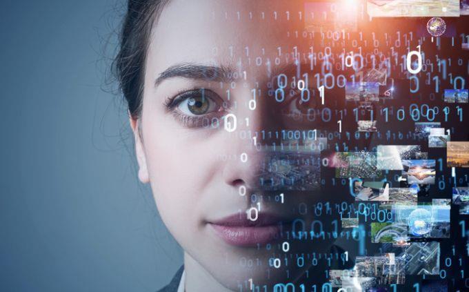 Inteligência artificial ou imagem real: uma mulher cujo rosto se digitaliza