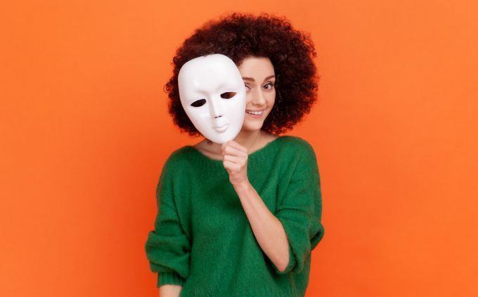 Você é um mentiroso: Mulher com uma máscara