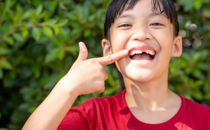 Curiosidades de costumes estranhos ao redor do mundo: Um menino com um dente faltando