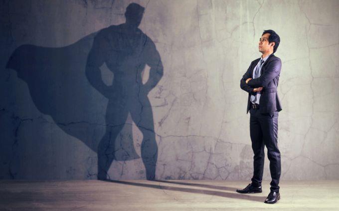 Qual é o tempero do seu personagem: Um homem parado na frente de sua sombra que parece um super-herói