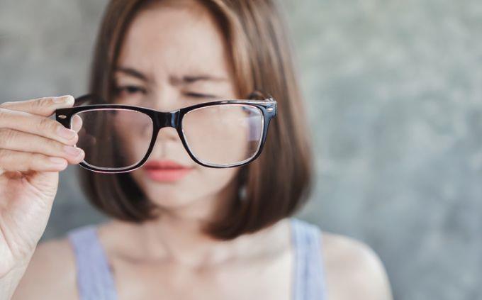 Encontre as diferenças: uma mulher com óculos tem dificuldade para enxergar