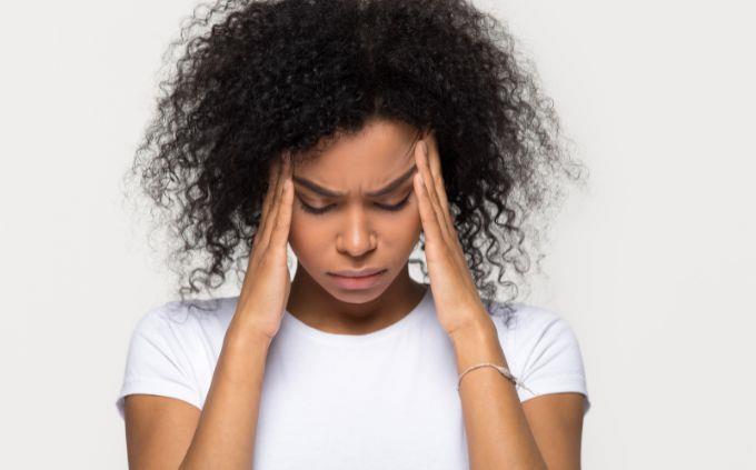 Você está cansado ou estressado: uma mulher segurando a cabeça