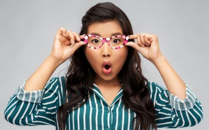 Teste de visão com número de cores: mulher com óculos
