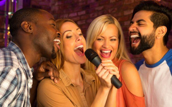 Você é uma pessoa previsível: pessoas cantando em um microfone