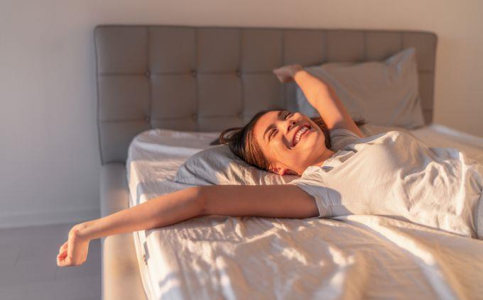 Em que momento do dia você está: uma mulher acordando na cama