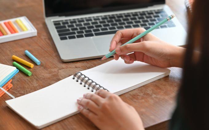 Qual é a lenda que conta a história da sua vida: Uma mulher trabalha na frente de um computador