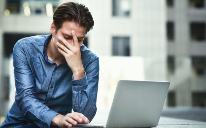 Qual é a lenda que conta a história da sua vida: um homem na frente de um computador com a mão no rosto