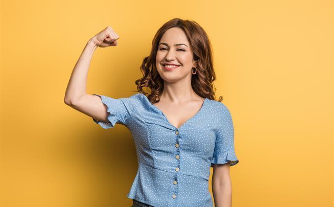 Teste de força interna: mulher fazendo músculos