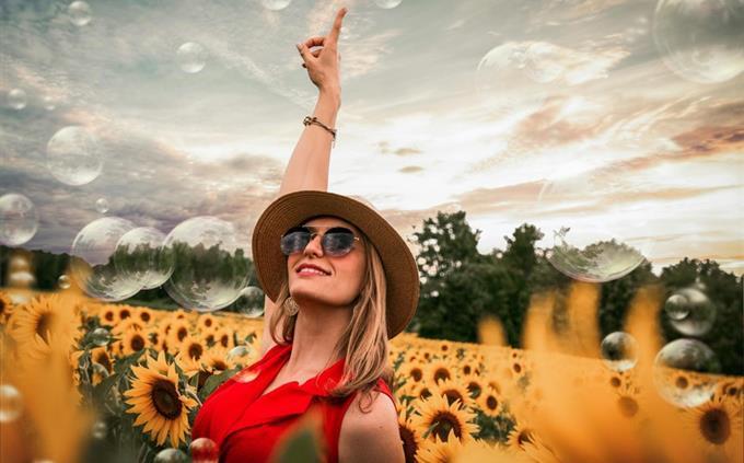 Um teste de força interior: uma mulher num campo de girassóis