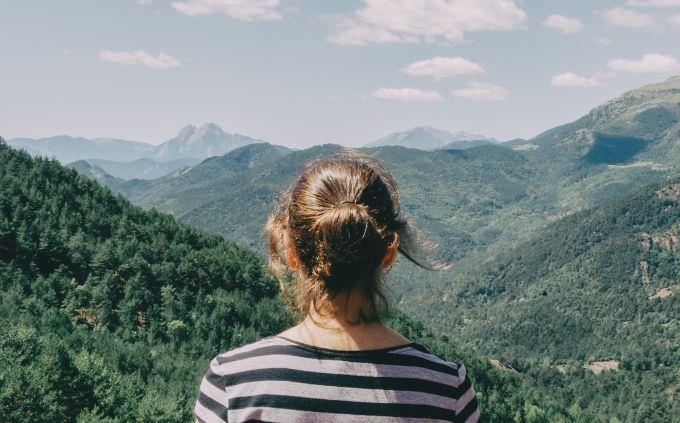 Você é herói, vilão ou anti -herói: uma mulher olhando para uma paisagem montanhosa