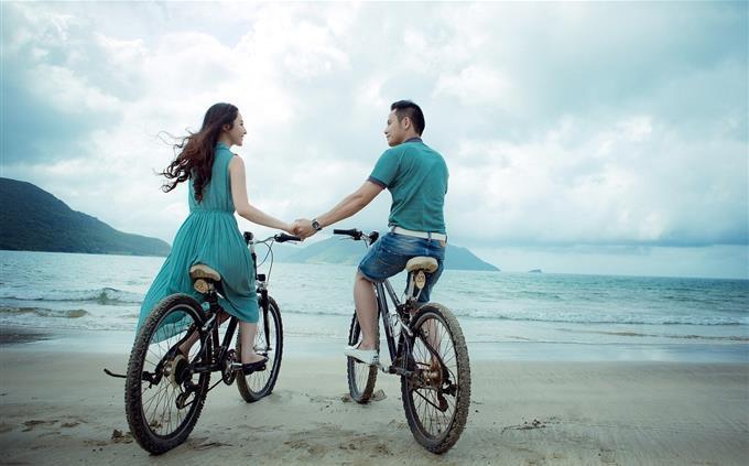 Teste de cores e necessidades de amor: um casal em bicicleta no mar