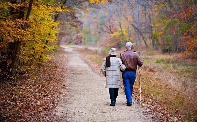 Teste de cores e necessidades de amor: um casal vai para uma trilha