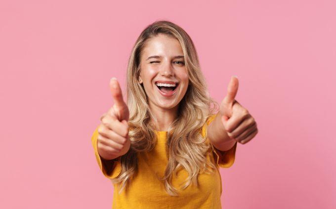 Encontre as diferenças divertidas: uma mulher feliz em cima