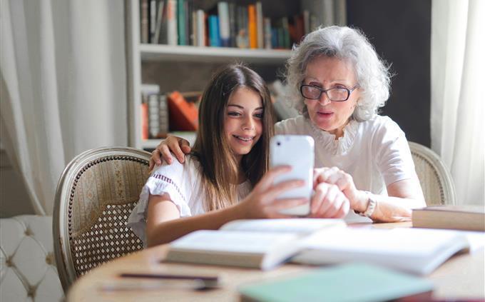 Teste de presente de família: vovó e menina