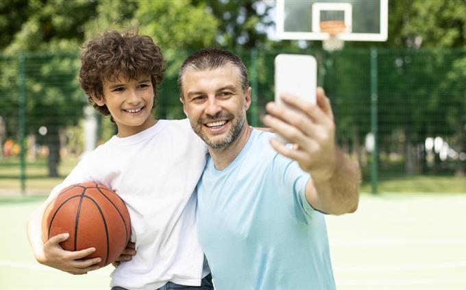 Teste de presente de família: pai e filho em uma quadra de basquete