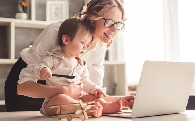 Teste de presente de família: mamãe e um trabalhador na frente de um computador