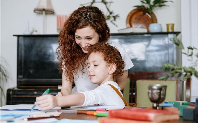 Teste de presente de família: criança e mamãe juntos