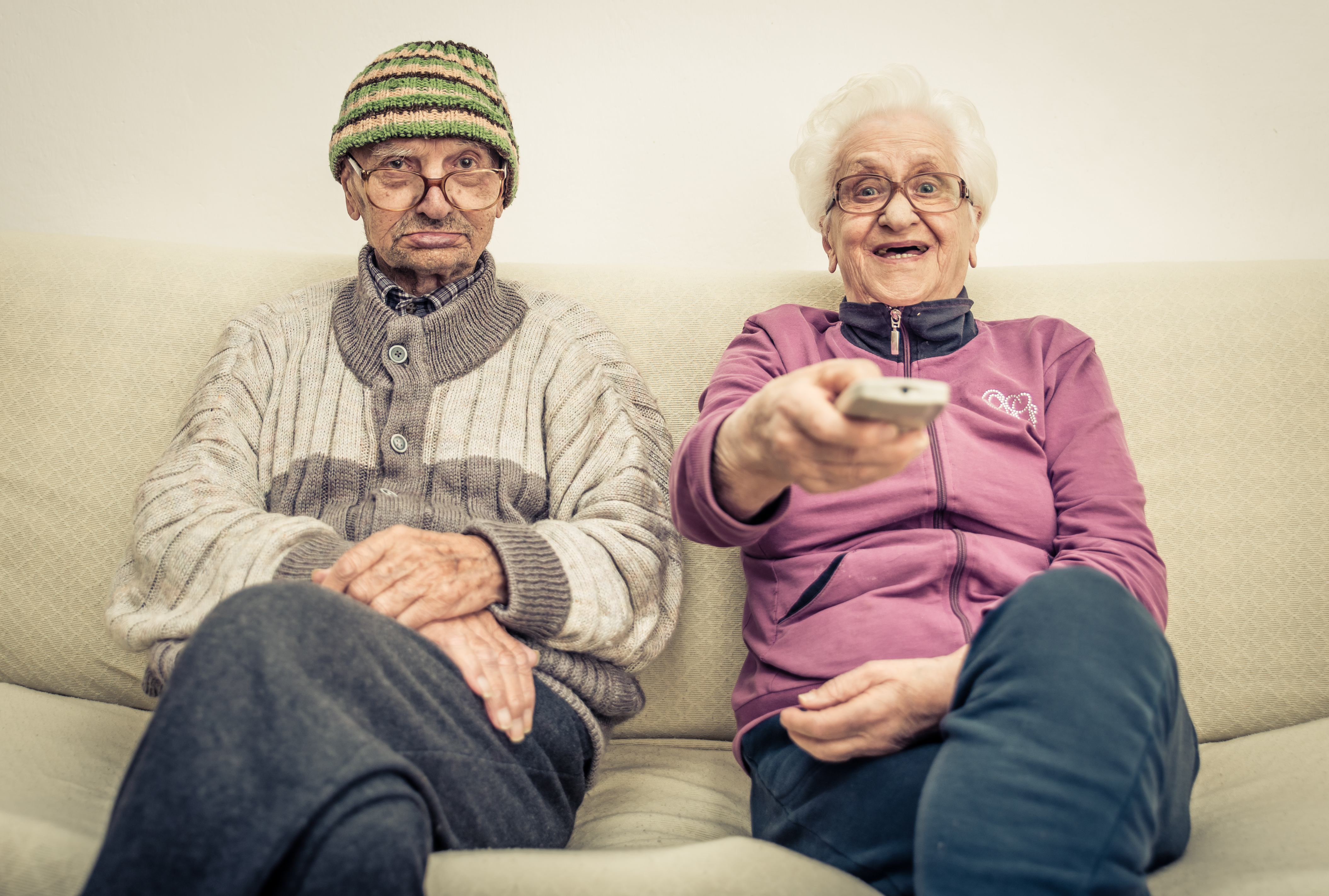 Старики старухами видео. Пожилые люди. Старики бабушка и дедушка. Пожилые мужчина и женщина. Пенсионеры.